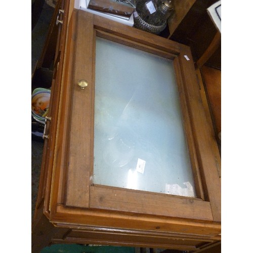 289 - WOODEN DISPLAY CABINET, WITH HINGED GLASS LID FOR DISPLAY. FOAM-LINED.