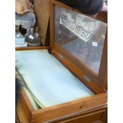 289 - WOODEN DISPLAY CABINET, WITH HINGED GLASS LID FOR DISPLAY. FOAM-LINED.