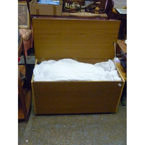 318 - BLANKET BOX WITH HINGED LID. CONTAINS 2 X DUVETS IN GOOD CLEAN CONDITION.