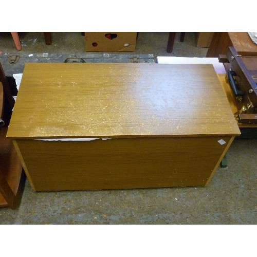 318 - BLANKET BOX WITH HINGED LID. CONTAINS 2 X DUVETS IN GOOD CLEAN CONDITION.