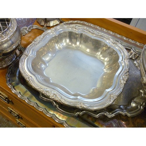 323 - QUANTITY OF VINTAGE SILVER PLATE TRAYS AND OTHER ATTRACTIVE PLATED ITEMS, POSY BOWLS ETC.