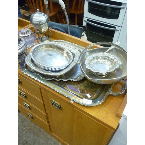 323 - QUANTITY OF VINTAGE SILVER PLATE TRAYS AND OTHER ATTRACTIVE PLATED ITEMS, POSY BOWLS ETC.