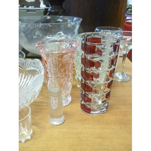 303 - QUANTITY OF NICE GLASSWARE. INC CAKE STAND, VASES, DRINKING GLASSES, LEMON JUICER ETC ETC.