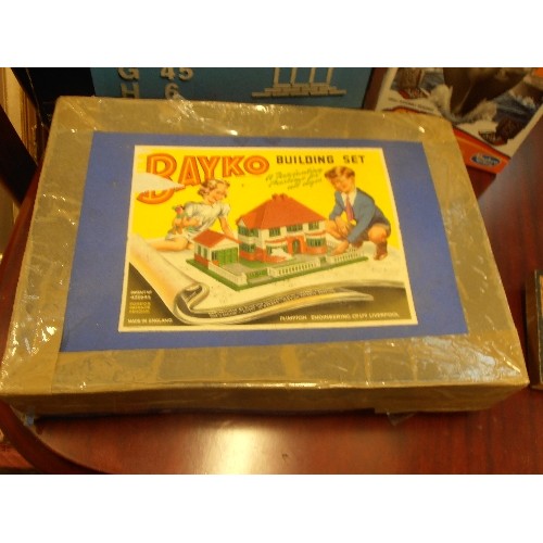 384 - BOX OF VINTAGE GAMES. INC BAYKO BUILDING SET, IN ORIGINAL BOX. INTERACTIVE SYSTEMA 'TYPE-RIGHT' TEAC... 