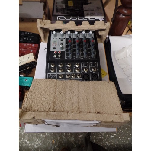 222 - BEHRINGER XENYX 802. 8 IMPUT MIXER. BOXED.