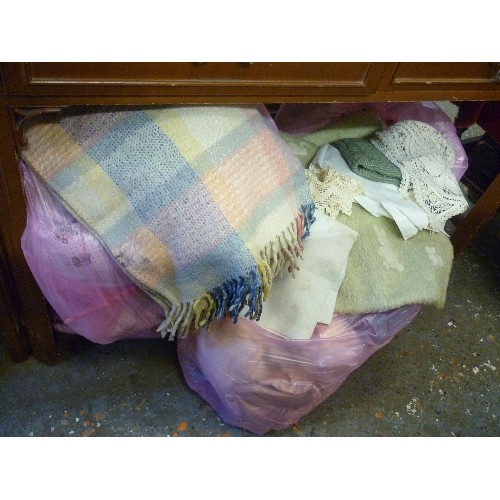 271 - VERY LARGE LOT OF MIXED VINTAGE BEDDING, LINEN, BABY BLANKETS, VINTAGE LACE-WORK ETC ETC. ALL BAGGED... 