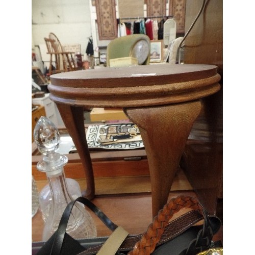 309 - SMALL SIDE/OCCASIONAL TABLE, CIRCULAR TOP AND CABRIOLE LEGS.