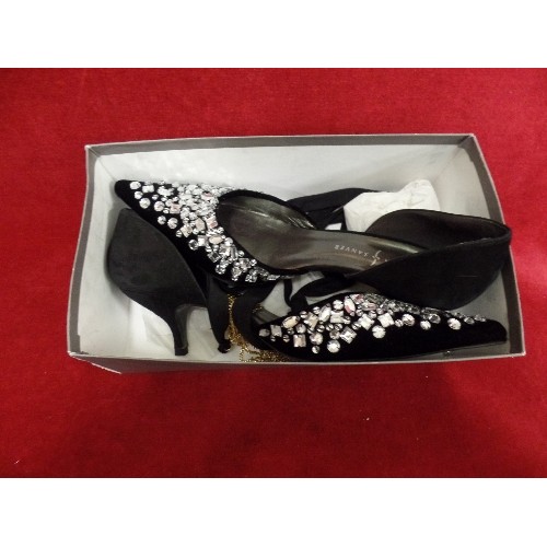 50 - PAIR OF REBECA SANVER DIAMANTE SHOES SIZE 8.5 NEW