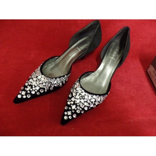 50 - PAIR OF REBECA SANVER DIAMANTE SHOES SIZE 8.5 NEW