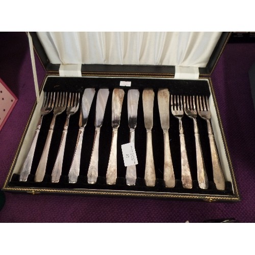 67 - A QUALITY BOXED SET OF SILVER PLATED FISH KNIVES AND FORKS