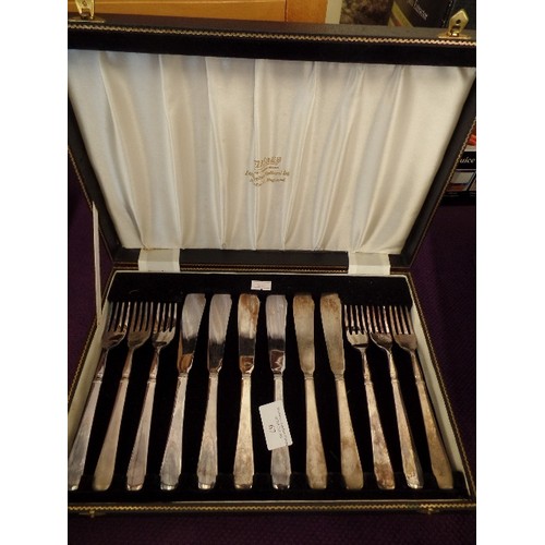 67 - A QUALITY BOXED SET OF SILVER PLATED FISH KNIVES AND FORKS