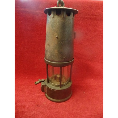 86 - AN ORIGINAL MID 20TH CENTURY MINERS SAFETY LAMP