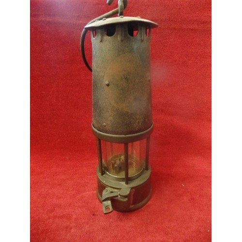 86 - AN ORIGINAL MID 20TH CENTURY MINERS SAFETY LAMP