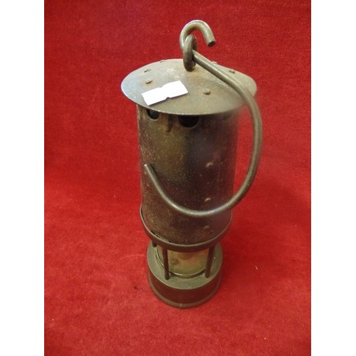 86 - AN ORIGINAL MID 20TH CENTURY MINERS SAFETY LAMP