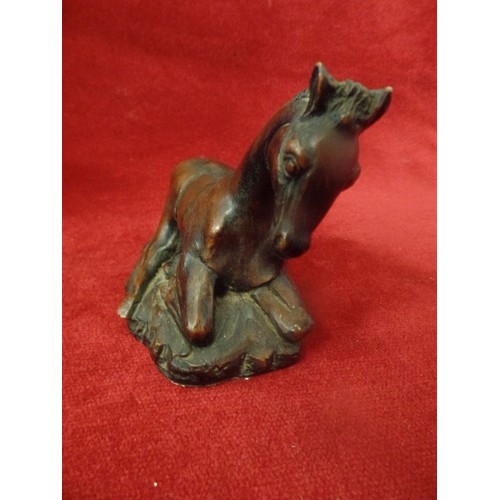 85 - A CARVED WOOD AFRICAN HEAD DISH /ASHTRAY TOGETHER WITH A FIGURE OF A BLACKSMITH AND A FOAL