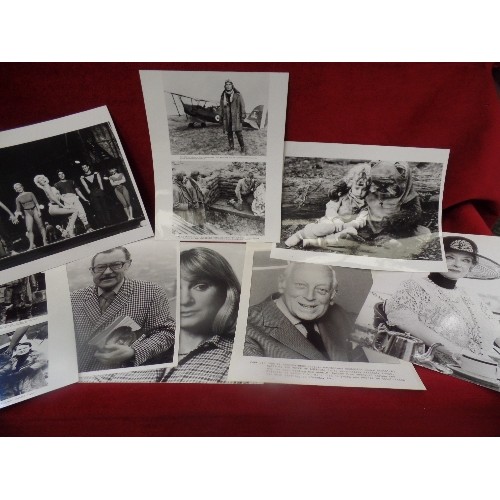 92 - APPROX 100 X BLACK & WHITE & COLOUR REAL PHOTOGRAPHS - PRESS PHOTOS -FILM & TELEVISION STARS INC CAT... 