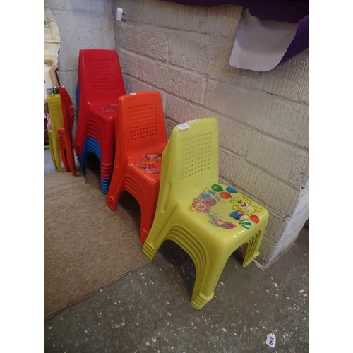 125 - 20 BRIGHT PLASTIC TODDLERS NURSERY  CHAIRS IN RED, ORANGE, BLUE & YELLOW