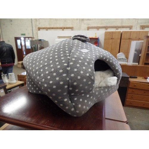 121 - COVERED CAT BED IN GREY & WHITE POLKA DOT