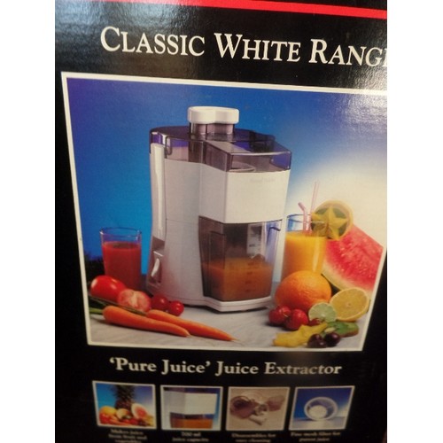 65 - A COFFEE MACHINE IN BLACK AND SILVER AND A RUSSELL HOBBS JUICE EXTRACTOR IN BOX