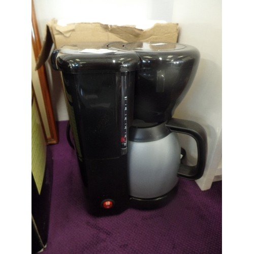 65 - A COFFEE MACHINE IN BLACK AND SILVER AND A RUSSELL HOBBS JUICE EXTRACTOR IN BOX