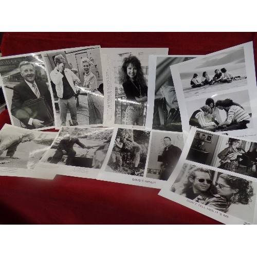 109 - APPROX 100 X BLACK & WHITE REAL PHOTOS -TV & FILM INC HARRISON FORD IN THE FUGITIVE, AND IN FRANTIC,... 