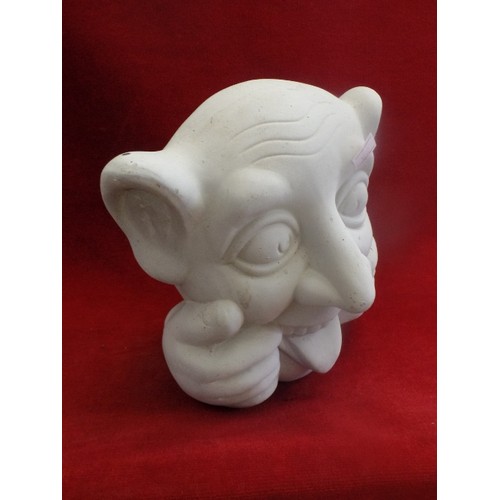 134 - GARGOYLE FACE CERAMIC HOUSE OR GARDEN ORNAMENT