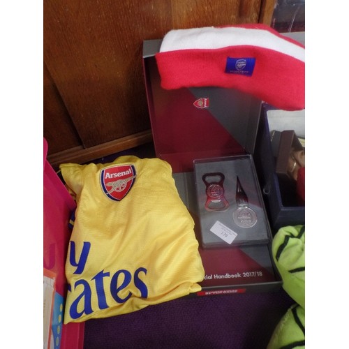 139 - ARSENAL MEMORABILIA - INC YELLOW FOOTBALL SHIRT, BOBBLE HAT (MEMBERSHIP 2014/15) AND GIFT SET WITH B... 