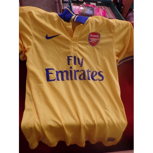 139 - ARSENAL MEMORABILIA - INC YELLOW FOOTBALL SHIRT, BOBBLE HAT (MEMBERSHIP 2014/15) AND GIFT SET WITH B... 