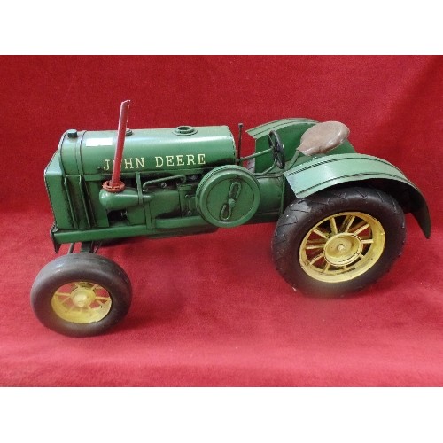 165 - A VERY GOOD TINPLATE MODEL OF A JOHN DEERE TRACTOR