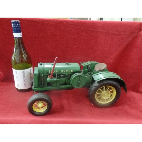 165 - A VERY GOOD TINPLATE MODEL OF A JOHN DEERE TRACTOR