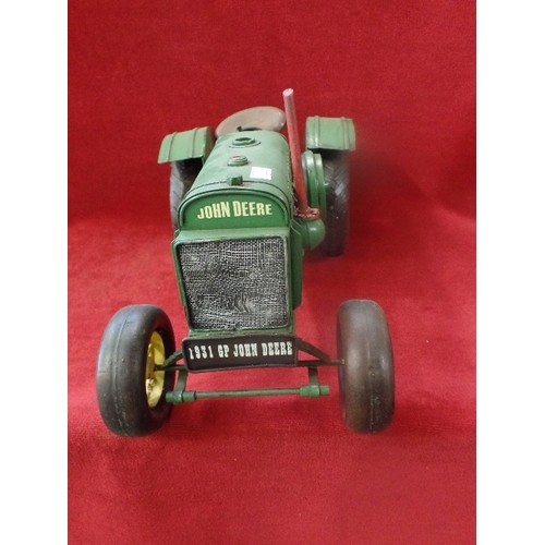 165 - A VERY GOOD TINPLATE MODEL OF A JOHN DEERE TRACTOR