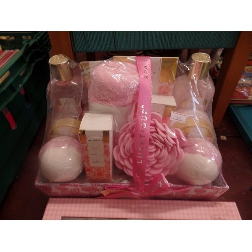 192 - 4 X GIFT SETS INC ROSE, UN AIR D'ANTAN, GOLDDIGGA EAU DE PARFUM - UNUSED IN PACKAGING