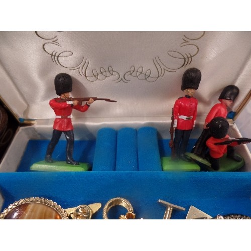 266 - GOOD MIXED COLLECTORS AND DECORATIVE LOT INC COSTUME JEWLLERY, BRITAINS SOLDIERS, MATCHBOX & OTHER C... 