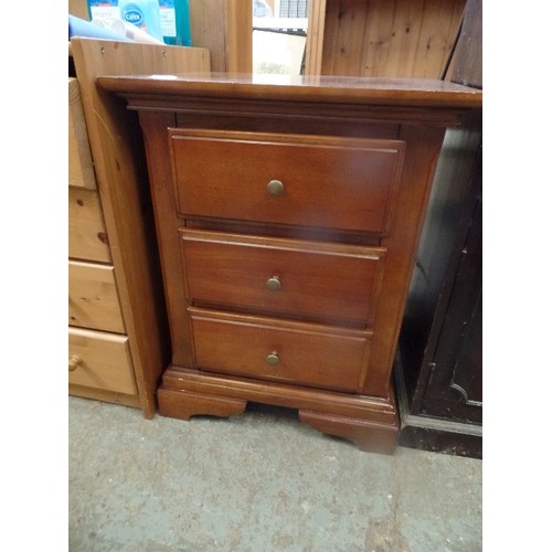 270 - CHEST OF 3 DRAWERS IN MAHOGANY COLOUR WITH BRASS KNOBS