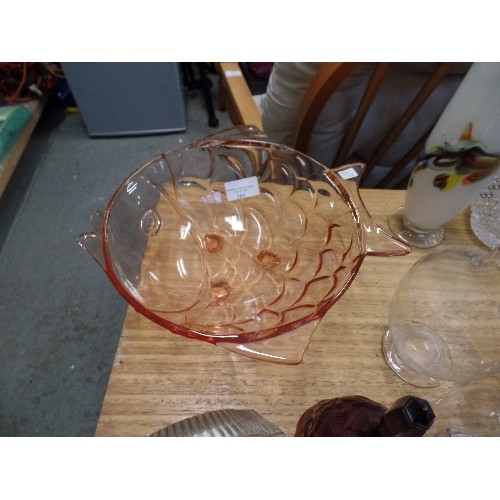 354 - GOOD SELECTION OF ANTIQUE AND VINTAGE GLASS. CUT GLASS KNIFE RESTS,  PRESSED GLASS BASKET & CUSTARD ... 