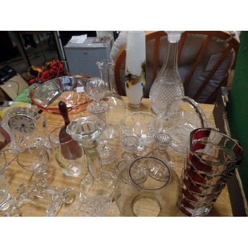 354 - GOOD SELECTION OF ANTIQUE AND VINTAGE GLASS. CUT GLASS KNIFE RESTS,  PRESSED GLASS BASKET & CUSTARD ... 