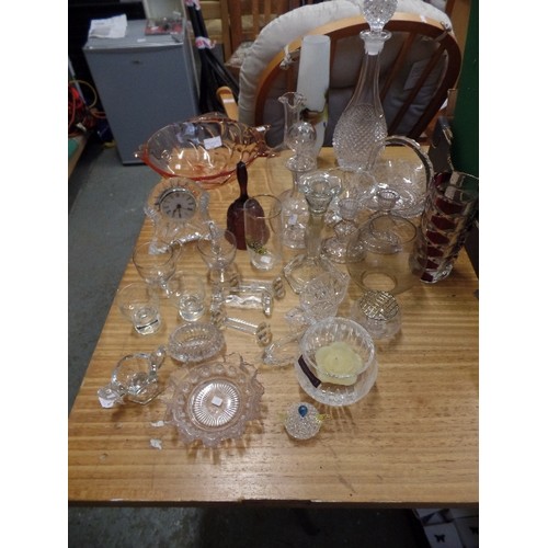 354 - GOOD SELECTION OF ANTIQUE AND VINTAGE GLASS. CUT GLASS KNIFE RESTS,  PRESSED GLASS BASKET & CUSTARD ... 