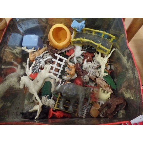 182 - BOX OF VINTAGE LEAD AND PLASTIC FARM / ZOO ANIMALS - MOST PROBABLY SOME BRITAINS AMONGST THESE