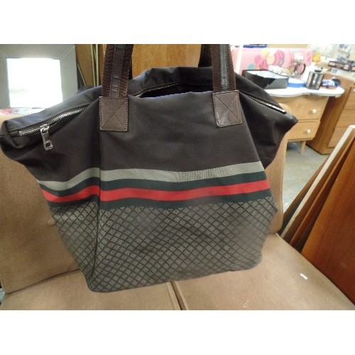 214 - LARGE DESIGNER GUCCI HOLDALL BAG WITH INNER ZIPPED POCKET