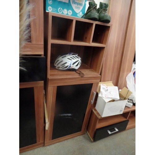 426 - CONTEMPORARY WOOD EFFECT CUPBOARDS AND ENTERTAIMENT UNIT WITH JOINING SHELVES