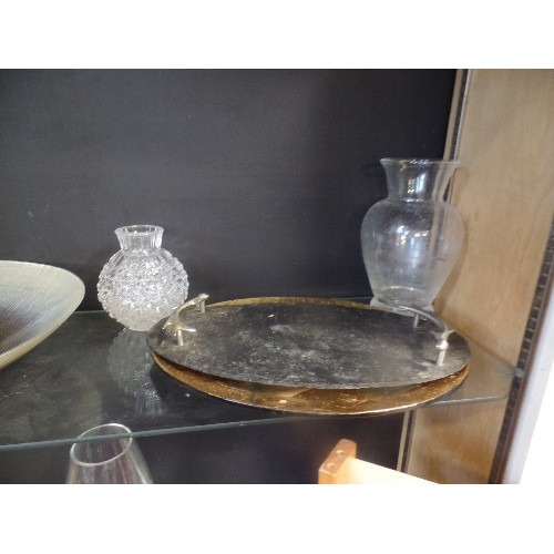 500 - 2 SHELVES OF CONTEMPORARY GLASSWARE INCLUDING HEAVY GLASS BOWL