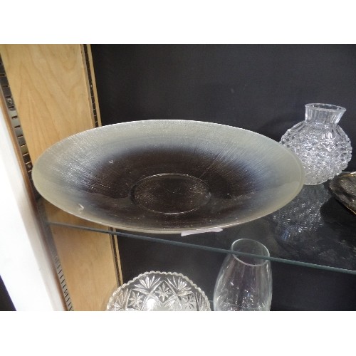 500 - 2 SHELVES OF CONTEMPORARY GLASSWARE INCLUDING HEAVY GLASS BOWL