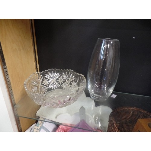 500 - 2 SHELVES OF CONTEMPORARY GLASSWARE INCLUDING HEAVY GLASS BOWL