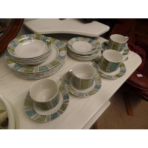 479 - IRONSTONE BROADHURST CORINTH DINNER SET FOR 4