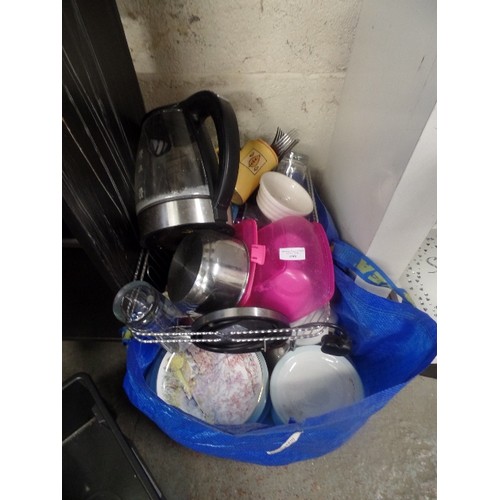 499 - BAG OF KITCHENWARE AND CHINA