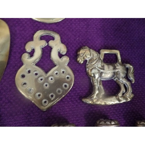 95 - QUANTITY OF HORSE BRASSES, AND A DECORATIVE BRASS HOOK WITH CAT DETAIL[HOOKS ARE THE TAILS]