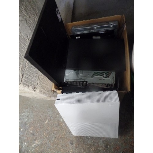 119 - BOX OF MIXED COMPUTER/LAPTOP SPARES