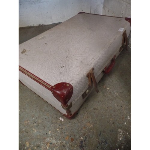 121 - VINTAGE SUITCASE, WITH OXBLOOD LEATHER CORNERS AND EDGES. MATCHING HANDLE. GOOD WORKING
The dimensio... 