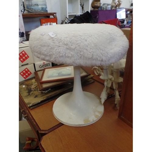 189 - RETRO 70'S/80'S CIRCULAR DRESSING TABLE SOOL WITH WHITE PLASTIC BASE, AND WHITE FURRY SEAT.