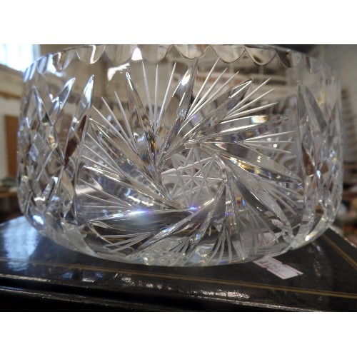 233 - BEAUTIFUL HAND-CUT LEAD CRYSTAL BOWL. HEAVY GLASS. MADE IN CZECHOSLOVAKIA. BOHEMIA CRYSTAL. ORIGINAL... 